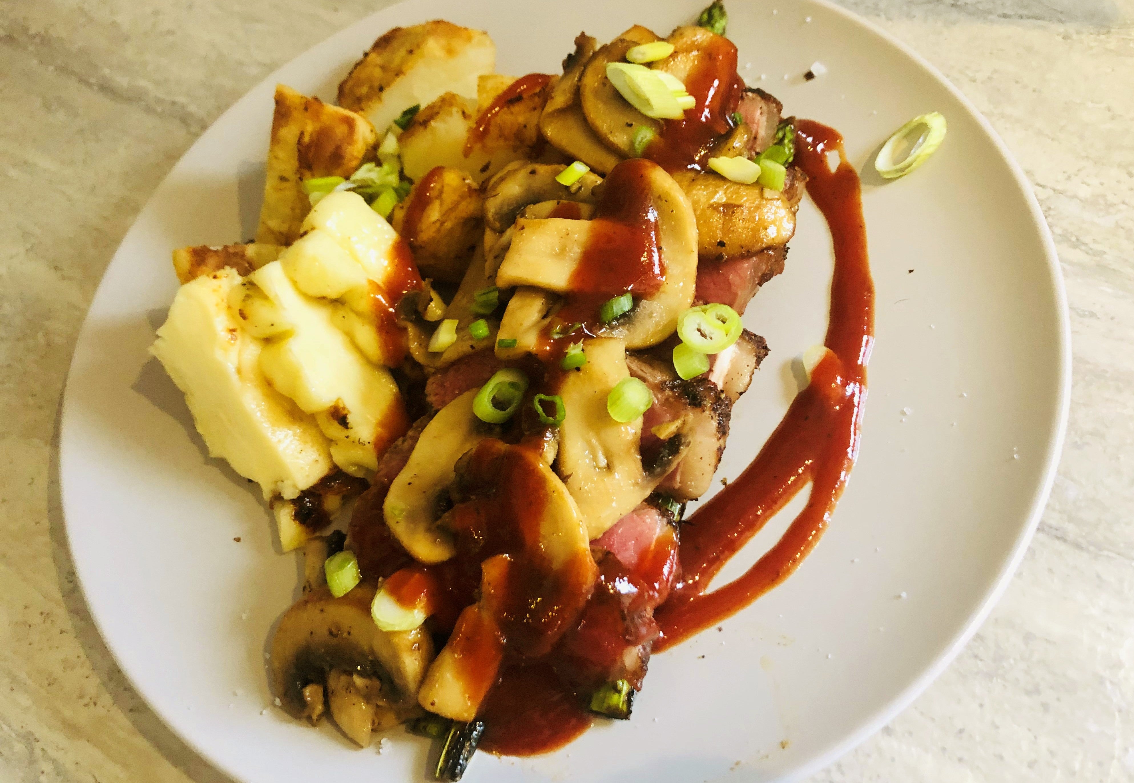 CONTRE-FILET DE BŒUF GRILLÉ À LA SAUCE MACK KROKEN